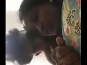 Seorang gadis Tamil yang cantik masih tersusun ketika dia bergoyang di tengah taman yang damai, vaginanya yang basah tidak dipuaskan oleh kamera berputar.