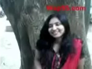 Nena Desi recibe una mamada al aire libre