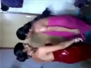 Un homme indien piégé par sa petite amie mène à une action intense.