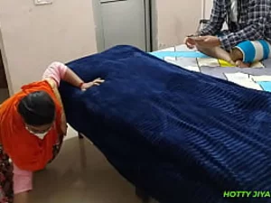 Индийская мамочка занимается диким сексом со своим другом в горячей встрече в самолете.