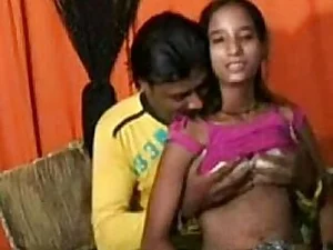 Seorang kecantikan India melakukan seks anal kasar dalam sesi pemotretan eksplisit.