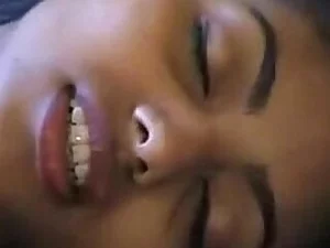 Une fille indienne partage son éducation catholique stricte et ses désirs intimes sur webcam.