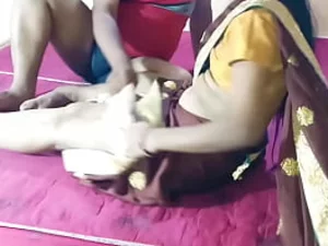 Seorang bibi India dari Mumbai melakukan seks yang penuh gairah dengan teman mainnya.