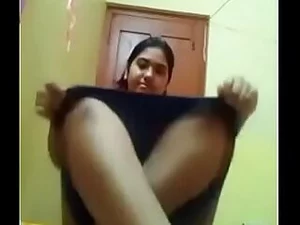 Una joven envía un video POV salvaje con intenso contenido sexual.