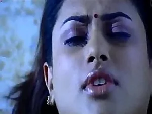 Une star du porno indienne se met en colère et fait l'amour dans une scène chaude tamoule.