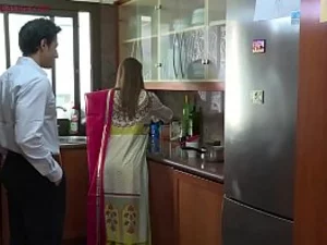 یک زن هندی بی بند و بار با پادشاه شوهرش رابطه جنسی دارد