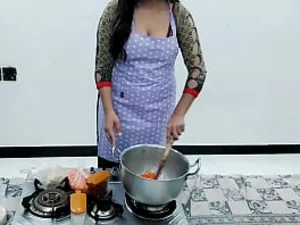 Горячая пакистанская домохозяйка занимается грязным сексом.