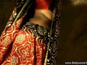 Соблазнительная индийская танцовщица исполняет чувственный танец тени, покрытый темнотой.