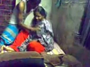 Потрясающая индийская женщина и ее любовник занимаются страстным сексом на разделенном экране.