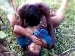 एक ग्रामीण तेलुगु महिला चार पुरुषों को यौन रूप से चुनौती देती है।