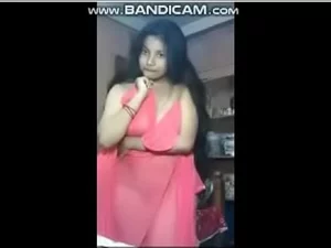 یک زن هندی با دو بار ورود در یک ماراتن بامزه با کاندوم وحشی می شود.