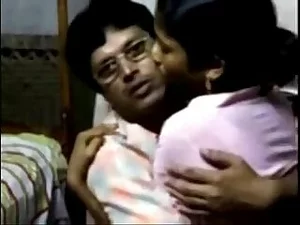 Индийская заключенная получает чувственный массаж от сексуальной девушки, что приводит к горячей сессии на секс-сайте в Дези.