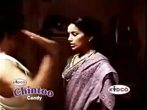 Swetha Menon, eine heiße indische Tante, präsentiert ihre Vorzüge in einem freizügigen Oberteil, was zu einem verlockenden BH führt.