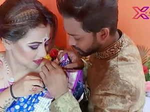 Primera noche íntima con su esposo, usando un condón de amor para la novia hindoo.