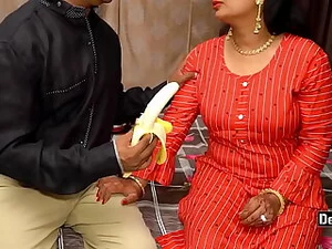 Pelacur India mengidamkan pisang dalam video seks payudara yang panas