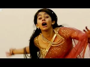 Rakul Preet Singh hüpft mit ihren hüpfenden Titten und ihrem Arsch in einer Desi-Szene.