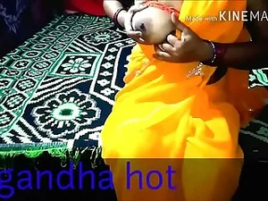 Une tante indienne mature montre ses compétences dans une session de fellation chaude et alléchante.