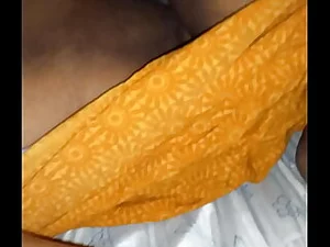 Die indische Tante S. neckt und verführt in einem Telugu-Video.