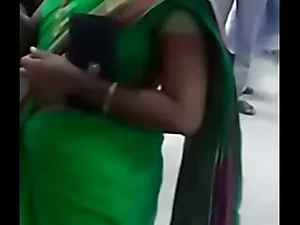 Страстная тамильская тетушка показывает свою обильную грудь