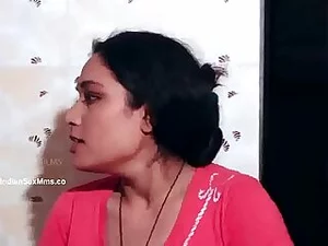 香喷喷的南印度阿姨不惜一切代价寻求性爱,拥有惊人的大胸部和乳头。