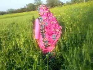 인도 아내와 정원사와의 야외 섹스