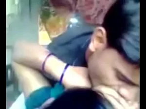 印度妈妈与她的年轻情人沉迷于真正的性爱。