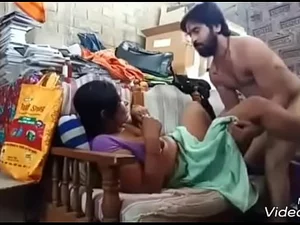 La tía india muestra sus habilidades orales antes de dar una mamada a un hombre bien dotado.