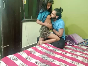 Genç Hintli çift yatakta sert seks yapıyor