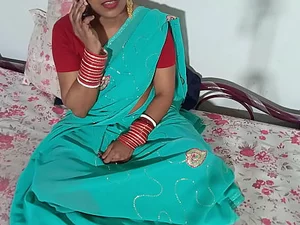 Une femme bengali séduit son propriétaire pour un loyer, ce qui conduit à une rencontre hardcore avec un audio hindi clair.