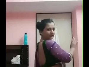 La tía Kannada dibuja y baila provocativamente en una sesión sexy.