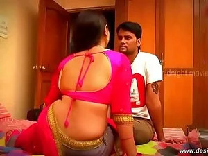 Les tantes Telugu aux gros seins se caressent et se frottent les parties intimes.