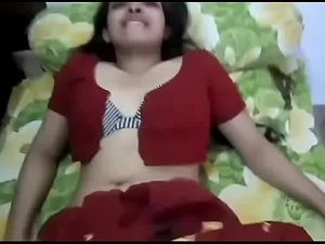 Pelayan Desi yang seksi mengejutkan dengan tarian sensual, memperlihatkan lekuk tubuhnya dan vaginanya yang bersemangat, siap untuk pengeboran