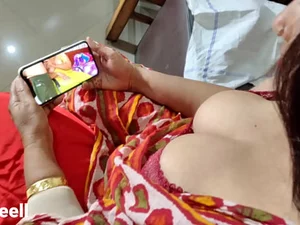યંગ કેરગીવર ફ્લોરેન્સ નાઇટિંગેલ તેના દર્દીને પોર્ન જોતા પકડે છે, જે ઘરેલુ હિન્દી વિડિયોમાં ગરમ એન્કાઉન્ટર તરફ દોરી જાય છે.
