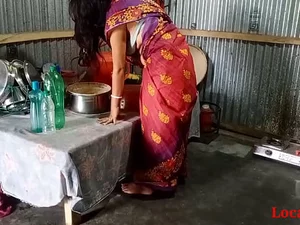 یک نوزاد بنگالی با لباس ساری در یک برخورد جنسی داغ