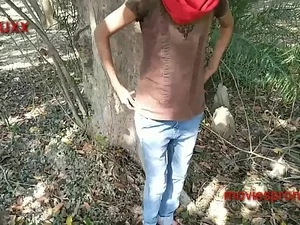 Tia indiana expõe seu corpo em uma cena de sexo quente ao ar livre.