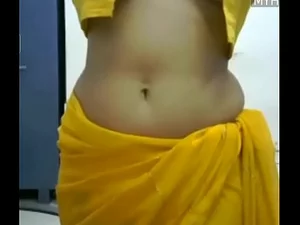 Eine enttäuschte indische Frau tanzt verführerisch in einem privaten Raum und enthüllt ihre sinnliche Seite, während sie eine Massage bekommt.