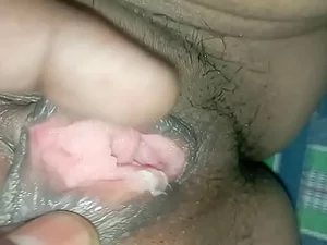 El apasionado sexo anal de una estrella porno india con un semental bihari lleva a un intenso orgasmo y una cara llena de semen.