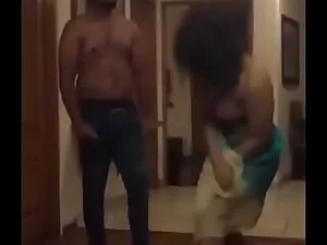 Tonton aku, seorang penggoda India, menari menggoda yang akan membuatmu ingin lebih banyak lagi dalam video panas ini.