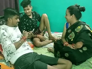 Las bromas juguetonas de sus amigos indios escalan a una sesión caliente de manoseo de tetas pequeñas y gemidos apasionados en su lengua materna.