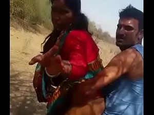印地语帅哥在热辣的动作中被一根粗大的阴茎填满他的屁股。