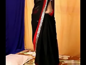 Mona bhabhi, une tante indienne plus âgée, se fait plaisir avec un gode dans une vidéo mal faite