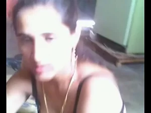 Una sexy chica pakistaní se desnuda y se masturba en un video caliente.