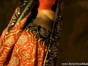 یک زیبایی هندی با اشتهای سیری ناپذیر برای رابطه جنسی در یک برخورد داغ، مهارت های خود را به نمایش می گذارد و شریک زندگی خود را بی حرف می گذارد.