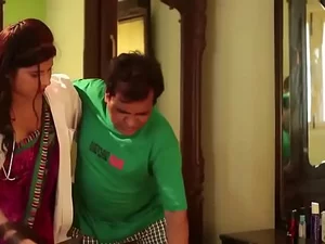 Seorang lelaki India muda menggoda seorang pengemis tua, membawa kepada pertukaran titillating kesenangan oral dan keintiman fizikal yang intens.