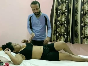 Ein wildes indisches Paar genießt eine sinnliche Massage mit Oralsex und hartem Sex.