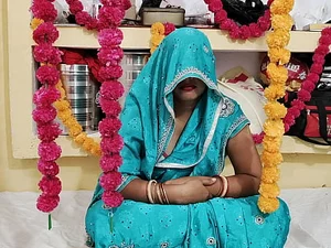 Hari pertama pengantin India berubah menjadi perselingkuhan yang liar ketika dia menikmati seks terlarang dengan suaminya.