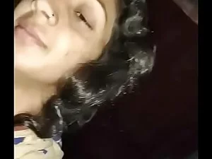 Uma garota Desi faz sexo com seu namorado caucasiano com sucesso.
