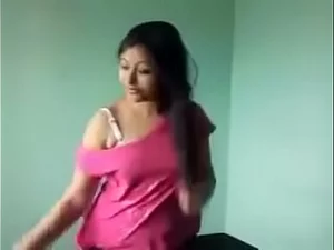 Las hermanas de hermandad indias comparten sus habilidades sexuales en una fiesta salvaje.