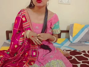 Hint baştan çıkarıcı Sara Bhabhi, Sıcak Marathi XXX videosunda vahşi bir hal alıyor.