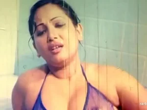 Joven Ama se desnuda para revelar sus atributos tentadores en esta escena erótica bengalí caliente entre Lala y Lopa.